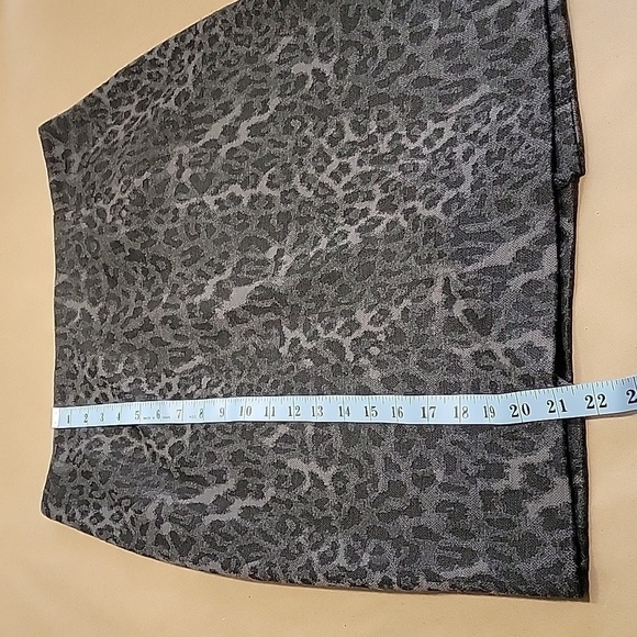 Studio Point, Size 6 Black / Gray Leopard or Cheetah Pencil Skirt, Exc. Cond. - Picture 6 of 10